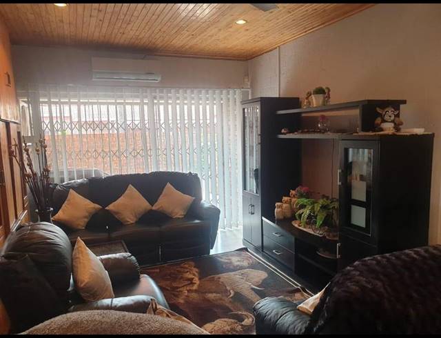 3 BEDROOM TOWNHOUSE FOR SALE IN FLORA GARDENS
